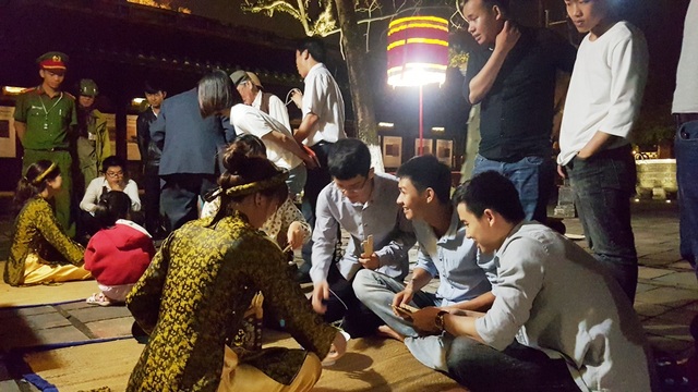 Trải nghiệm những khung cảnh tuyệt vời ở Đại Nội về đêm - 14 Đổ Xăm hường lấy hên