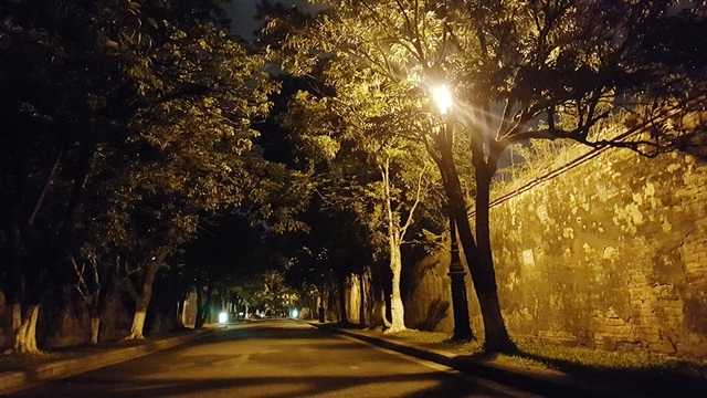 Trải nghiệm những khung cảnh tuyệt vời ở Đại Nội về đêm - 20 Đến những con đường vắng lặng với dấu xưa hơi cũ gạch ngói rêu phong