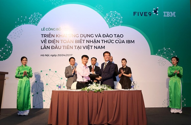 Điện toán biết nhận thức của IBM chính thức triển khai ở Việt Nam - 2 Ông Nguyễn Trọng Huấn, Chủ tịch Hội đồng Quản trị của Five9 và ông Trần Nguyên Vũ - Giám đốc Nhóm các giải pháp và phần mềm, IBM Việt Nam ký kết bàn giao dự án.