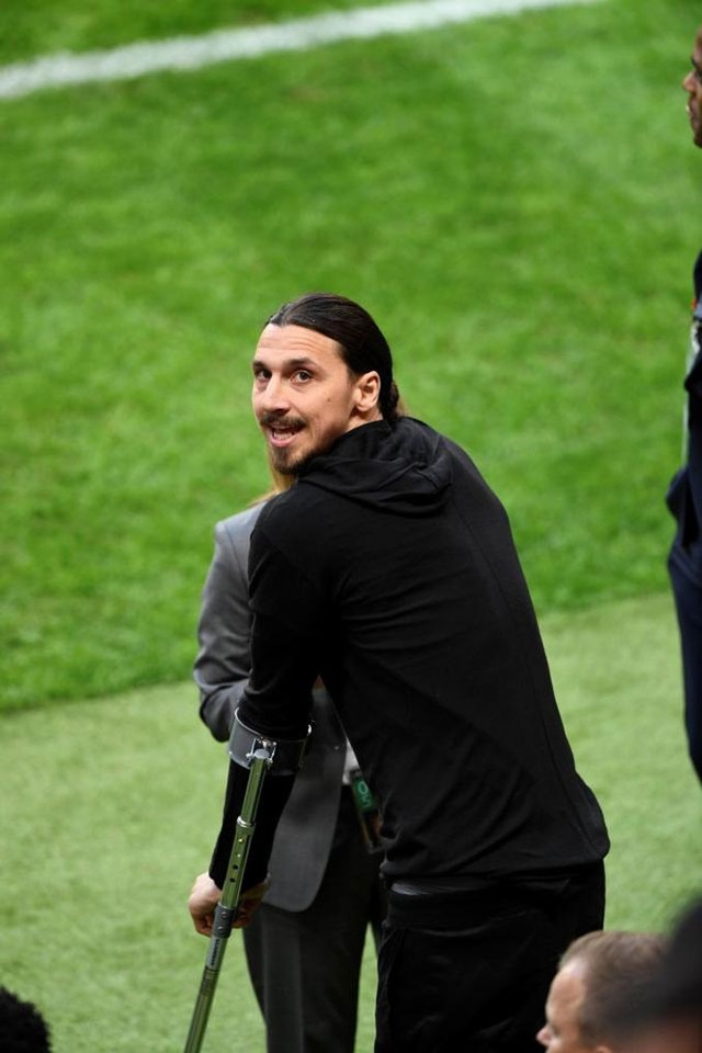 Cổ động viên MU dâng vợ để thuyết phục Ibrahimovic ở lại - 2 Ibrahimovic nhận được sự ủng hộ từ CĐV trên khán đài