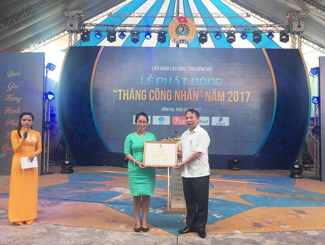 Không ngại "vác tù và hàng tổng" để chăm lo đời sống công nhân - 1
Ông Mai Đức Chính - Phó Chủ tịch Tổng LĐLĐVN trao tặng bằng khen cho đại diện Chương trình Phúc lợi iCare Benefits