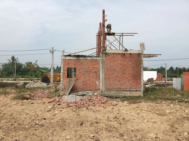 Tách thửa 2.000 m2 phải lập dự án: Phân lô, bán nền hết đất sống? - 4 Những căn nhà mọc lên trong khu dân cư hạ tầng chưa được đồng bộ