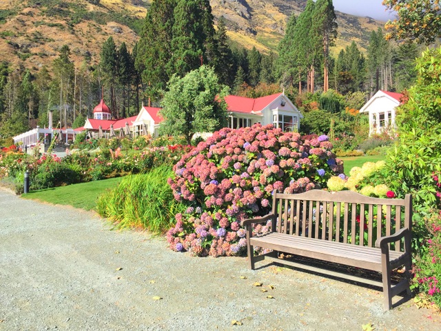 New Zealand - Những mùa hoa bỏ lại - 2
Không còn gì tuyệt vời bằng được ngồi sưởi nắng bên những luống hoa nhiều màu sắc, ngắm mặt hồ Wakatipu yên ả và những dãy núi hùng vĩ trải dài trước tầm mắt