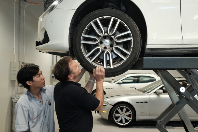 Maserati dành nhiều ưu đãi cho dịch vụ chăm sóc xe vào dịp cuối năm - 3 Ông Piero D’Alessandro hướng dẫn kỹ thuật viên công tác bảo dưỡng xe