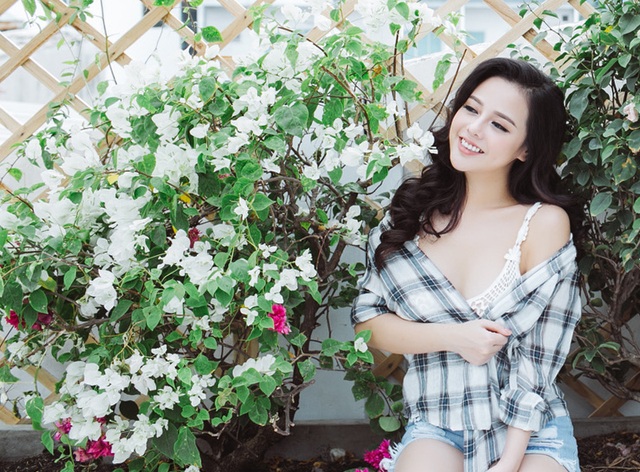 
​ Mai Anh tâm sự: “Ngày nào cũng vậy, cứ 1h đêm mình mới lết về đến nhà. Nhưng đâu đã được ngủ luôn, mình còn phải ngồi tìm nhạc, chuẩn bị cho buổi làm hôm sau. Tiền công chủ quán trả cho DJ chính là ở thời gian ngồi nhà tìm nhạc, chứ không phải ở 3 – 4 tiếng chơi nhạc tại vũ trường”.
