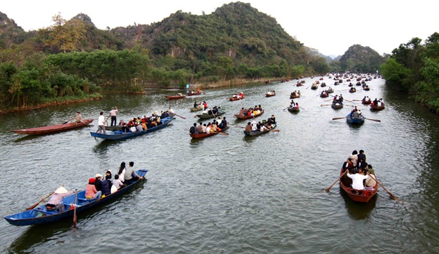 Hơn 120 nghìn du khách đổ về Chùa Hương trong 3 ngày đầu năm - 2 Đò chở khách Chùa Hương bắt buộc phải trang bị phao cứu sinh. Ảnh: TL.