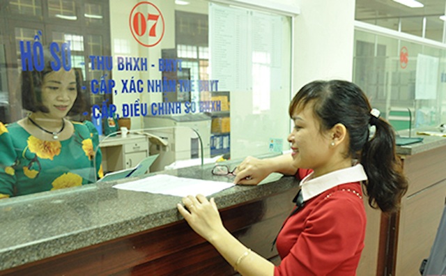 Phát hiện hơn 4.000 thẻ bảo hiểm y tế ghi sai đối tượng - 1 Người dân đến làm BHXH (Ảnh: Thanh Thuỷ)