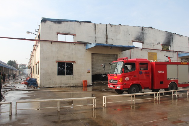 Đổ một xe thành phẩm, cả xưởng sản xuất bật lửa cháy lớn - 2 Công an Tây Ninh phải xin hỗ trợ từ lực lượng chữa cháy từ TPHCM