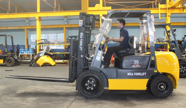 MGA Việt Nam - xưởng lắp ráp xe nâng đầu tiên tại Việt Nam - 2 Lái thử xe tại xưởng trước khi chạy thực địa