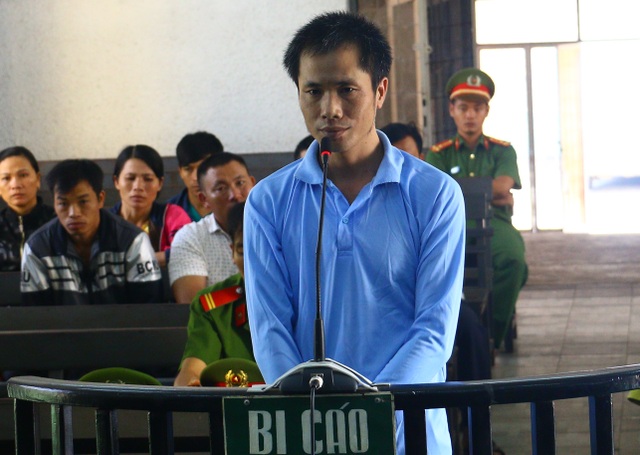 Giết vợ rồi bế con ra cổng ngồi khóc và đầu thú - 1
Bị cáo Thuận tại phiên tòa