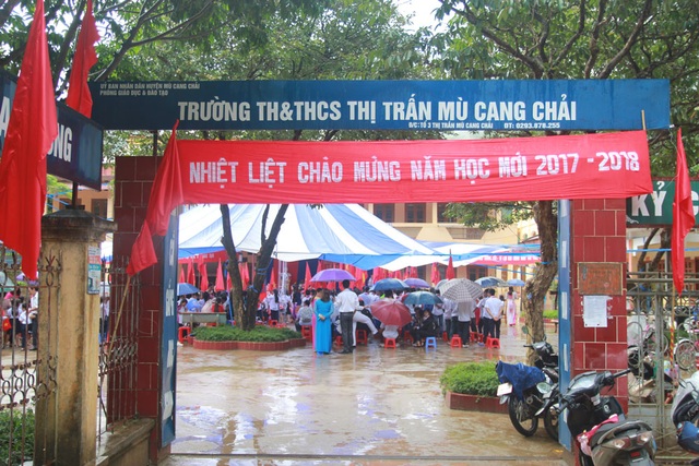 Đón khai giảng nơi tâm lũ quét Mù Cang Chải - 5
Năm học 2017 - 2018, học sinh ở điểm trường THCS thị trấn Mù Cang Chải nay được chuyển về học và nhập thành Trường tiểu học và THCS thị trấn Mù Cang Chải