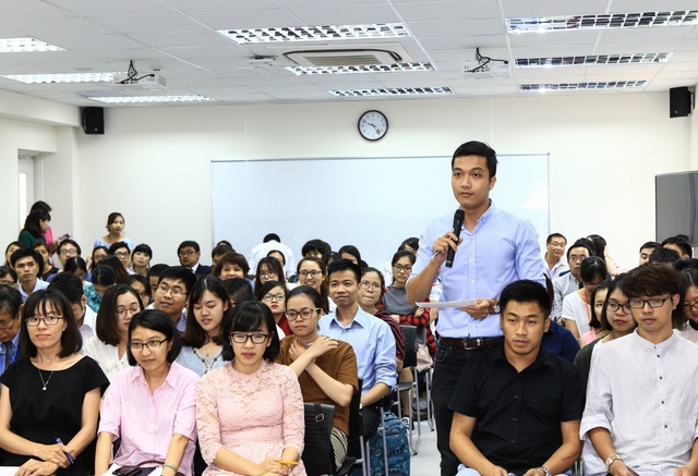 Doanh nghiệp đòi hỏi một nhân tài biết thích ứng chứ không phải mạnh mẽ - 2
Sinh viên ĐH Việt Nhật - ĐH QGHN giao lưu với ông Toshiaki Koshimura (Ảnh: Quốc Toản)