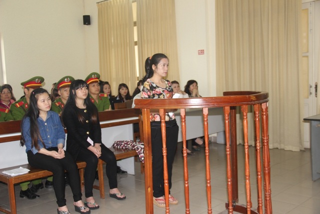 Thuê tiếp viên karaoke giả con gái lãnh đạo tỉnh lừa đảo hàng chục tỷ đồng - 2
Bị cáo Nguyễn Thị Thủy Lộc trước vành móng ngựa