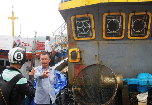 Vụ tàu vỏ thép hư hỏng ở Bình Định: “Đừng lợi dụng lòng tốt của dân mà làm ăn thiếu đạo đức” - 5 Ông Nguyễn Văn Lý (trú xã Mỹ Đức, huyện Phù Mỹ, Bình Định), chủ tàu vỏ thép BĐ 99004 TS ngao ngán trao đổi với phóng viên vì tàu vỏ thép bị hư hỏng, xuống cấp