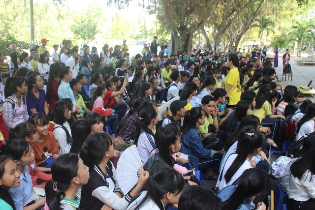 Học trò trường làng đi trẩy hội sách - 2 Học trò và cả phụ huynh ở ngôi trường làng THPT Mang Thít, Vĩnh Long đi trẩy hội Tết sách