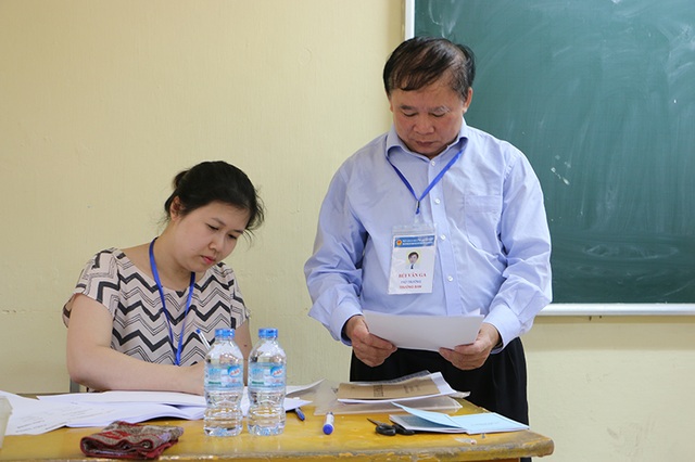 Thứ trưởng Bùi Văn Ga động viên thí sinh trước môn thi đầu - 1