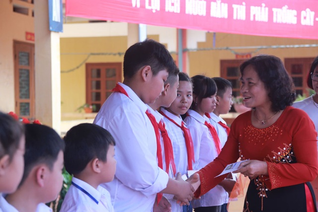 Đón khai giảng nơi tâm lũ quét Mù Cang Chải - 11
Bà Nguyễn Thị Lan, Phó Chủ tịch Hội Khuyến học tỉnh Yên Bái trao tặng 10 suất học bổng đến các em học sinh nghèo vượt khó của trường