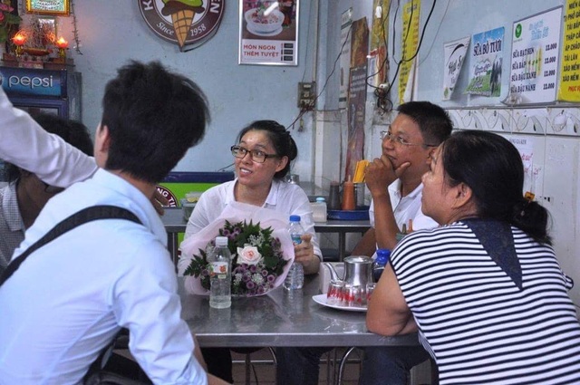 Mẹ hoa hậu Phương Nga cảm ơn Thùy Dung đã sát cánh cùng con gái - 13 Thùy Dung ngồi trong một quán chờ ba mẹ ở Tây Ninh xuống đón về. “Nhiều lần luật sư cũng gửi đơn kiến nghị HĐXX cho tôi tại ngoại nhưng không được. Chiều hôm nay tôi không ngờ mình được rời khỏi trại giam. Đến giờ tôi vẫn tưởng mình đang mơ”, Thùy Dung nói