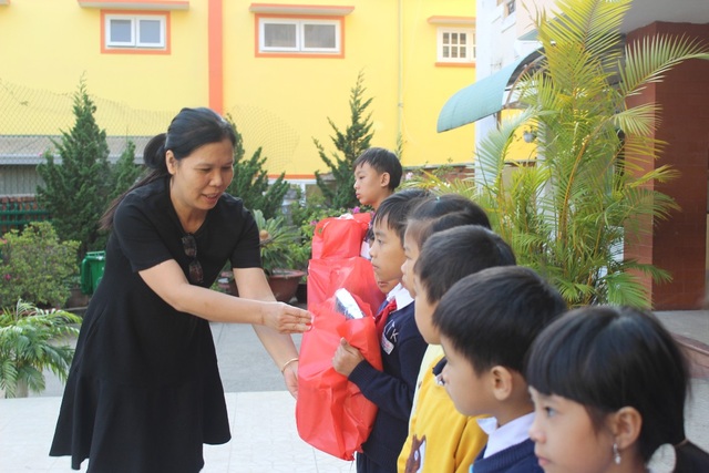 125 phần quà Nhân ái đến đồng bào, học sinh nghèo ở Lâm Đồng - 2 Nhà báo Lý Toàn Thắng, Trưởng đại diện phía Nam báo Dân trí trao quà cho các em học sinh tiểu học tại Đà Lạt