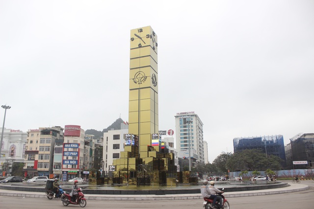 Cột đồng hồ "khủng" 35 tỷ đồng nằm giữa Hạ Long - 5 Hoàng tráng như vậy nhưng người dân Hạ Long lại nhìn nhận công trình theo nhiều góc độ khác nhau