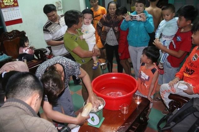 Kéo nhau đi xem cá trê vàng nặng gần 2kg - 2 Kéo nhau đi xem cá trê vàng nặng gần 2kg - 2
