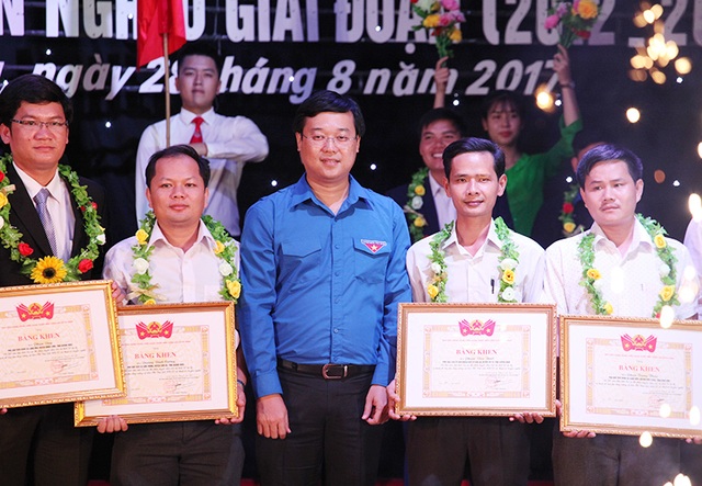 Tuyên dương đội viên tiêu biểu Dự án 600 Phó Chủ tịch UBND xã - 2 Anh Lê Quốc Phong, Bí thư thứ nhất Trung ương Đoàn, tặng bằng khen và chúc mừng 60 đội viên tiêu biểu thuộc Dự án 600 Phó chủ tịch xã tiêu biểu