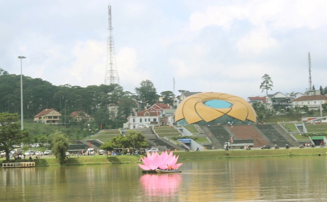 Mãn nhãn với 7 đài sen khổng lồ trên hồ Xuân Hương - 6 Mỗi đài sen được cố định cách nhau 150 mét, kéo dài khoảng 1.000 mét trên mặt hồ Xuân Hương
