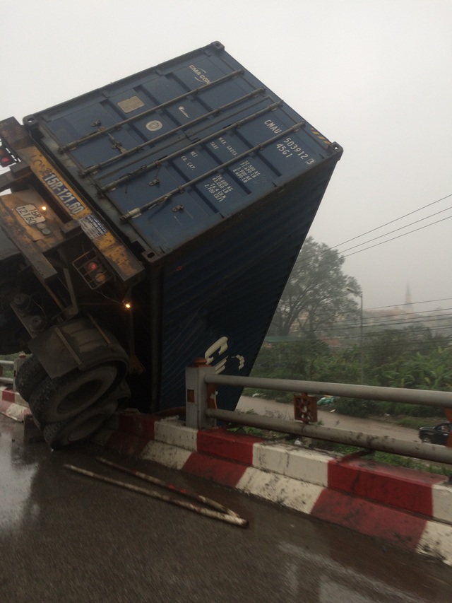 Tai nạn liên hoàn ở cầu Thanh Trì, container “vượt rào” lao xuống đường gom - 5 Tai nạn liên hoàn ở cầu Thanh Trì, container “vượt rào” lao xuống đường gom - 5