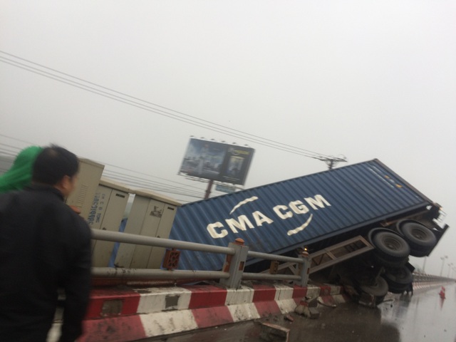 Tai nạn liên hoàn ở cầu Thanh Trì, container “vượt rào” lao xuống đường gom - 6
Xe container chổng ngược trên cầu Thanh Trì. (Ảnh: Nguyễn Hoa)