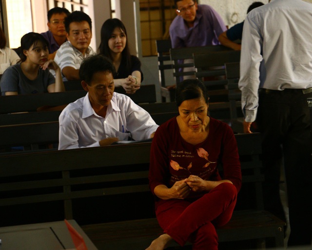 Nguyên Phó Chánh án nhận hối lộ “né” ống kính phóng viên ngày ra tòa - 1 Bà Trương Thị Hoa tại phiên tòa