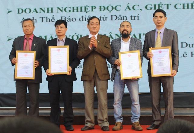 Phóng viên Dân trí đoạt giải "Phóng sự xuất sắc về đề tài môi trường năm 2016" - 2
Báo Dân trí đã đoạt giải C với loạt phóng sự 4 kỳ “Doanh nghiệp độc ác giết chết một dòng sông” của tác giả Anh Thế.