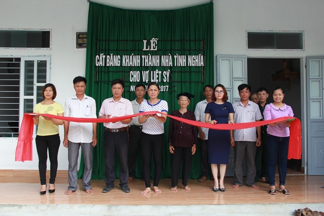 Khánh thành và bàn giao nhà tình nghĩa cho vợ liệt sỹ Lương Khắc Thứ - 3 PV Dân trí cùng chính quyền địa phương làm lễ cắt băng khánh thành và bàn giao nhà tình nghĩa cho cụ Miêng