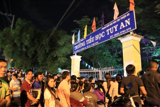 Ôm chăn gối ngủ trước cổng trường chờ xin học lớp 1 cho con - 9 Nhiều người bơ phờ, mệt mỏi sau một đêm thức trắng.