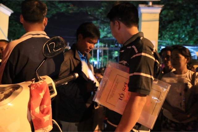 Ôm chăn gối ngủ trước cổng trường chờ xin học lớp 1 cho con - 4
Đây là khu vực tập trung nhiều con em công nhân nên để xin cho con vào học trường như mong muốn, nhiều phụ huynh đã đi đến cổng trường chờ nộp hồ sơ xin học từ nửa đêm.