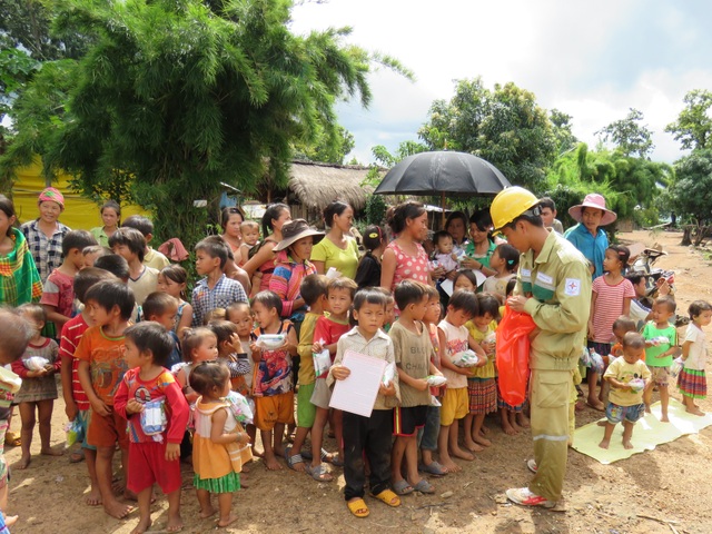 Chi đoàn Truyền tải điện Đắk Lắk trao quà ủng hộ cho học sinh và hộ dân có hoàn cảnh khó khăn - 3
Tặng quà cho trẻ em