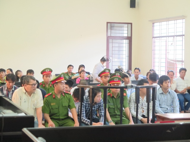 Người nhà đàn em Năm Cam “đại náo” phiên tòa - 1 Các bị cáo tại tòa