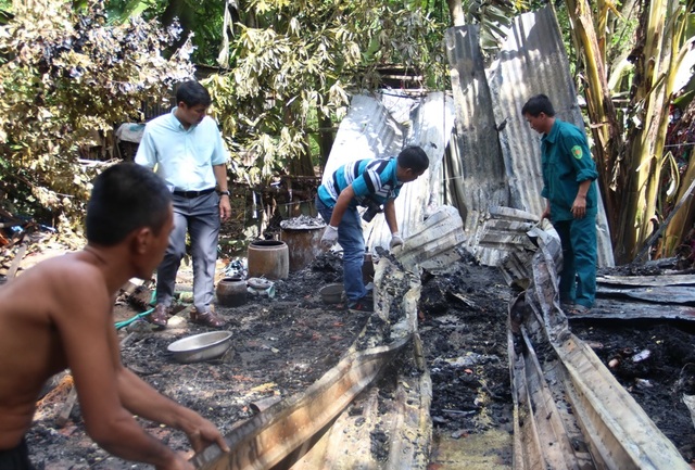 Xin tiền mẹ không cho, nghịch tử phóng hỏa đốt nhà - 2
Dù được người dân, chính quyền địa phương nỗ lực dập lửa nhưng đám cháy đã thiêu rụi hoàn toàn căn nhà của bà Trương Thị Tím.
