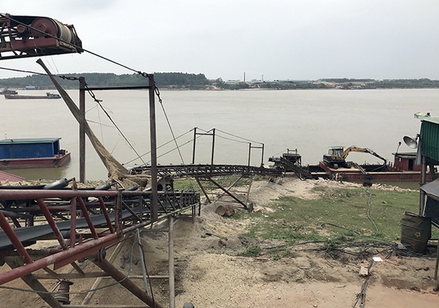 Ông Nguyễn Thiện Nhân: “Người dân tay không sao chiến đấu được với cát tặc” - 2 Một bãi cát trên sông Hồng nằm ở huyện Phúc Thọ