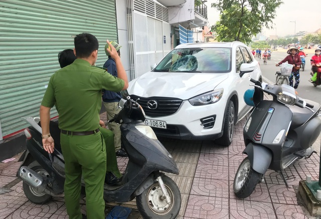 Xe Mazda tông chết người đi xe đạp thể thao rồi bỏ chạy - 2 Người điều khiển chiếc Mazda CX5 sau khi gây tai nạn đã bỏ chạy gần 1km và bị người dân chặn bắt.