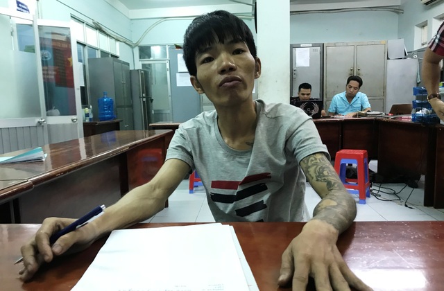 Tài xế, phụ xe tải “đột nhập” trạm thu phí lấy trộm tiền trong 15 giây - 2 Đối tượng Trần Văn Trung, người có 4 tiền án với gần 100 tháng tù vừa bị Công an quận 2 bắt giữ vì hành vi trộm cắp tài sản tại khu đô thị Sa La.