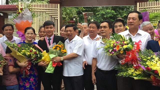 Đón các chàng trai mang vinh quang về cho Tổ quốc, quê nhà - 4 Lãnh đạo tỉnh Nghệ An tặng hoa chúc mừng các em vừa trở về.