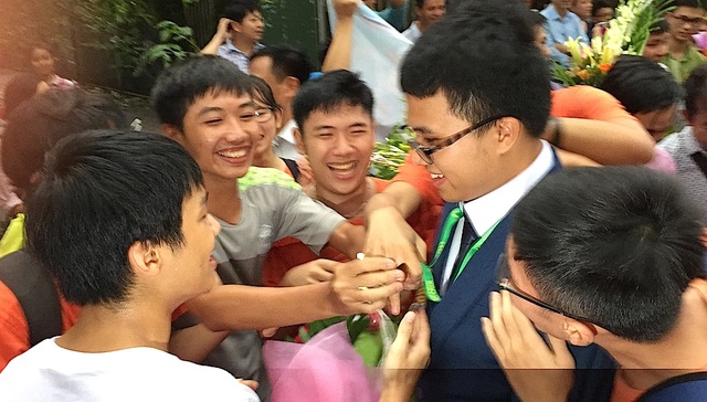 Đón các chàng trai mang vinh quang về cho Tổ quốc, quê nhà - 5 Em Nguyễn Cảnh Hoàng giành HCV Olympic Toán học đầu tiên của trường được bạn bè chúc mừng.