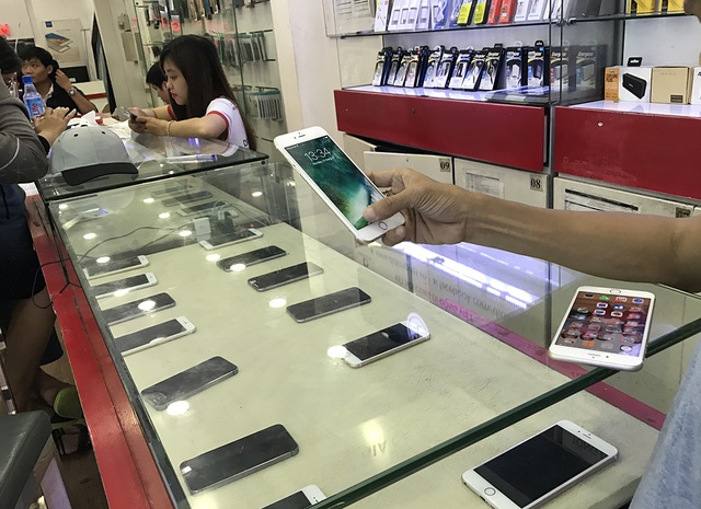 Thị trường di động mùa cuối năm: "Èo uột" chờ thưởng Tết - 1 Lượng khách mua không tăng trong thời gian qua