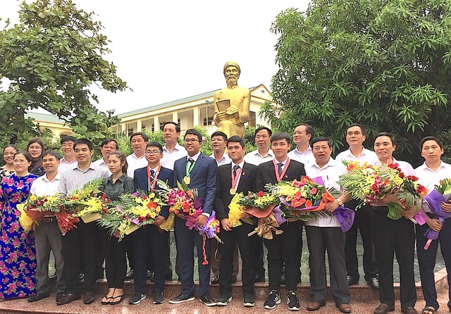Đón các chàng trai mang vinh quang về cho Tổ quốc, quê nhà - 6 Lãnh đạo tỉnh Nghệ An, các em học sinh đạt giải cùng thầy cô giáo báo công.