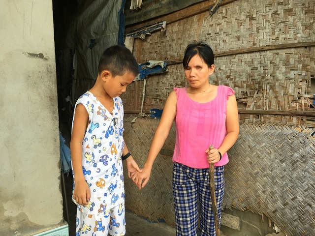 Cuộc sống bất hạnh và ước mơ đầy xúc động của cậu bé 8 tuổi nuôi mẹ mù lòa - 2 Cậu bé Lê Nguyễn Trung Nguyên chính là đôi mắt của người mẹ mù