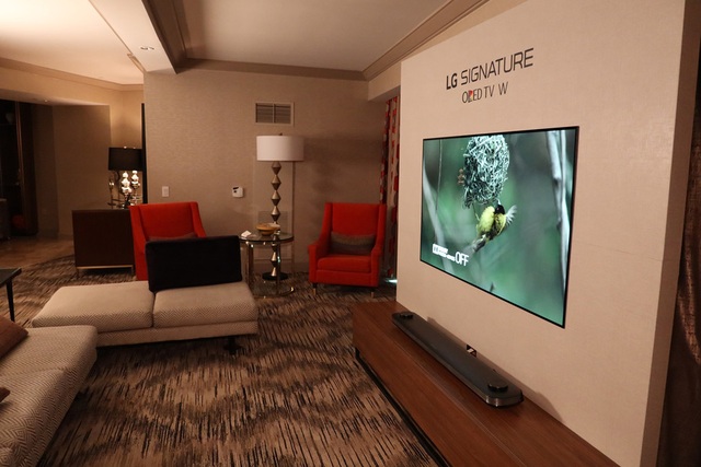 TV OLED mỏng dính của LG gây ấn tượng tại CES 2017 - 2 TV OLED mỏng dính của LG gây ấn tượng tại CES 2017 - 2
