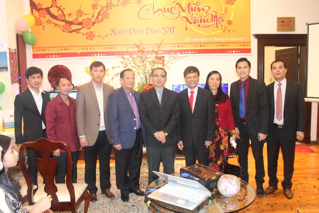 Đại sứ quán Việt Nam tại Kuwait tổ chức đón Xuân Đinh Dậu - 1 Đại sứ Việt Nam tại Kuwait Nguyễn Hồng Thao (thứ 4 từ phải sang) chúc Tết cộng đồng người Việt Nam tại Kuwait (Ảnh: Đại sứ quán Việt Nam tại Kuwait)
