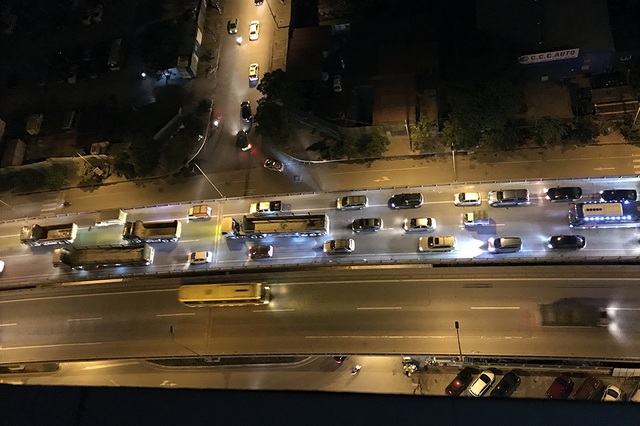 Hà Nội: Gần 23h, đường trên cao vẫn ùn tắc kéo dài - 1 Hàng vạn người đổ về quê nghỉ lễ 30/4 và 1/5 khiến các ngả đường phố Hà Nội chiều nay bị ùn tắc