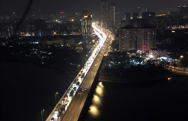 Hà Nội: Gần 23h, đường trên cao vẫn ùn tắc kéo dài - 3 Tuyến đường trên cao Vành đai 3, đến 22h đêm vẫn ùn tắc kéo dài từ đầu đường Pháp Vân đến Nguyễn Xiển