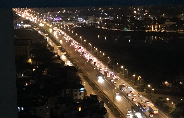 Hà Nội: Gần 23h, đường trên cao vẫn ùn tắc kéo dài - 6
Tuyến đường hướng ra ngoại thành ken đặc ô tô. Ùn tắc còn kéo dài đến gần 23h tối.